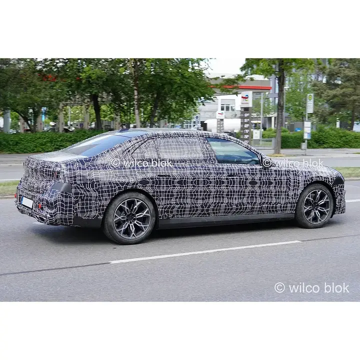 BMW 7 Series facelift spied with redesigned front, updated taillights and new interior with iDrive X!#bmw #7series #lci #7er #bmw7series #prototype #erlkönig #spyshot #carspy #Germany #luxury #limousine #erwischt #freudeamfahren (2)