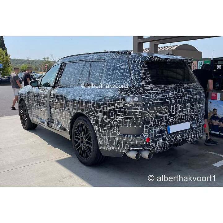 Next generation BMW X7 spied! Still with split headlights and that massive kidney grille. Thoug (2)
