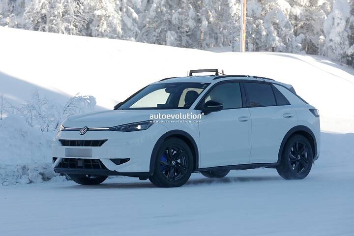 imgi_55_2027-volkswagen-t-roc-r-spied-packing-golf-r-thrills_15