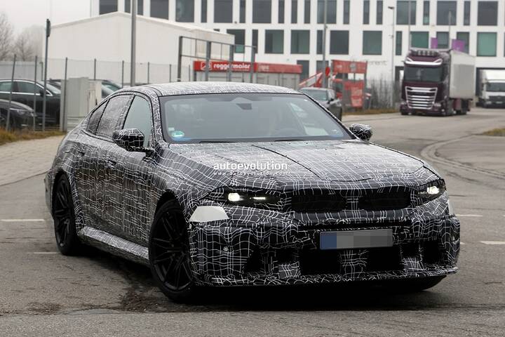 imgi_46_2028-bmw-m5-sedan-adopts-neue-klasse-i3-rear-signature-lighting_5