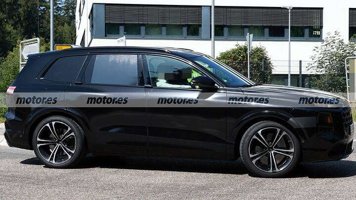 The new 2026 Audi SQ7 shows off its new camouflage in these spy photos, its debut is getting closer.