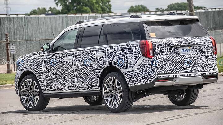 2025-ford-expedition-rear-view-spy-photo (6)