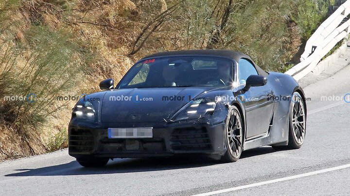 2025-porsche-boxster-ev-spied-with-final-headlights-and-taillights (3)