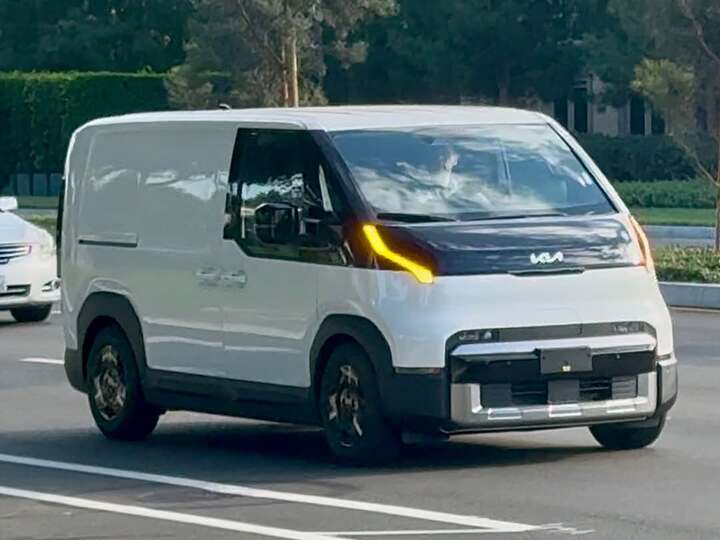 2026 Kia PV5 US spec test prototype spotted on the road during testing. #kiapv5 #kia #spyshots #