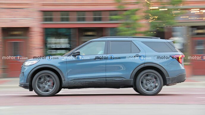 2024-ford-explorer-side-view-spy-photo (1)