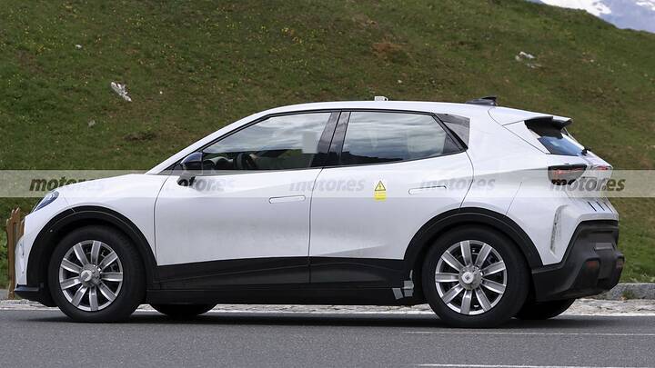 El nuevo CUPRA Raval calienta motores en los Alpes, el eléctrico español reaparece y deja ver nuevos detalles 10