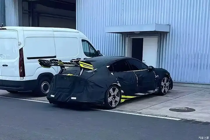 2027 Xiaomi SU7 Ultra Facelift Spotted_newcarscoops_yKj94929