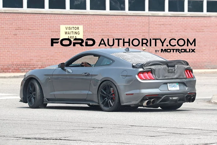 Ford-Mustang-Shelby-GT500-Prototype-Spy-Shots-Potential-S650-GT500-Mule-July-2023-Exterior-007