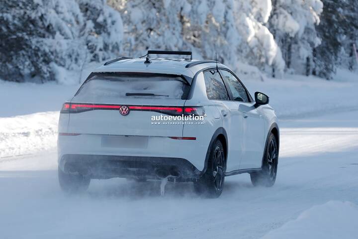 imgi_52_2027-volkswagen-t-roc-r-spied-packing-golf-r-thrills_12