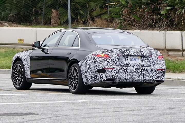 2026 Mercedes S-class Facelift spotted on the road in Los Angeles. #2026mercedessclasse #mercedessclassfacelift #spotted #testvehicle #camouflage #spyshots #testing #prototype #spotted #erlkoenig