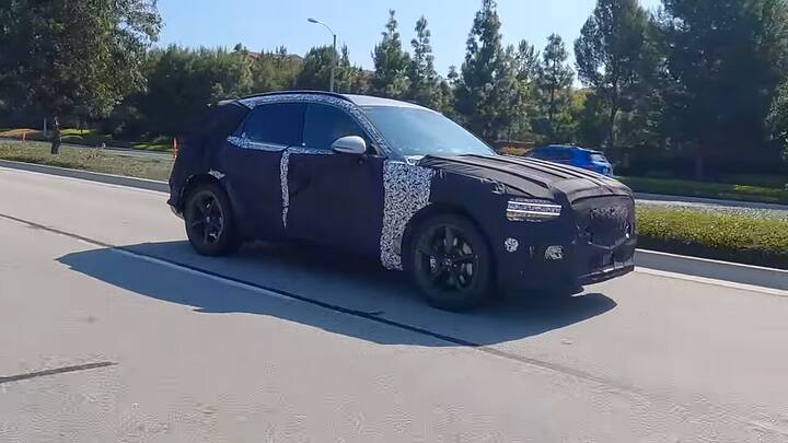 2025 Genesis GV70 Sport Facelift Spotted during testing  제네시스 GV70 0-19 screenshot