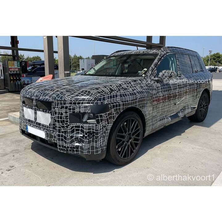 Next generation BMW X7 spied! Still with split headlights and that massive kidney grille. Thoug (1)