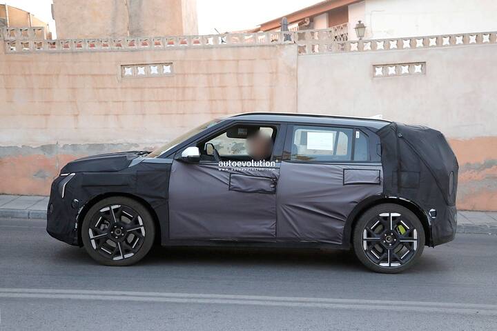 2026-kia-ev3-gt-spied-with-lime-green-brake-calipers_12