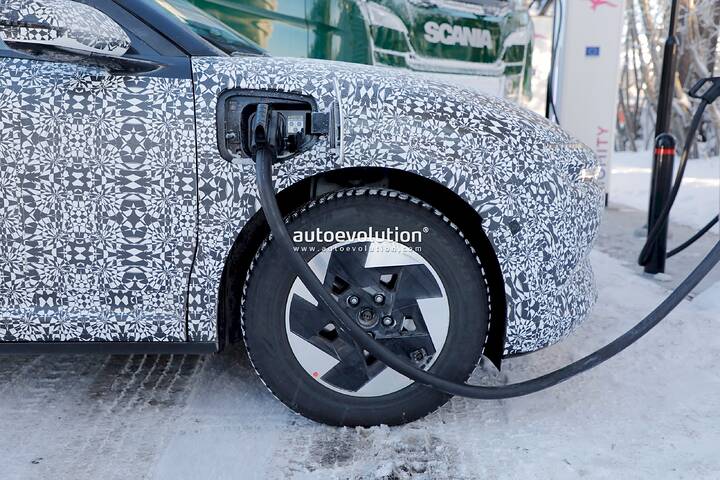imgi_101_hyundai-ioniq-3-prototype-caught-charging-in-the-cold-shows-mild-manners_24