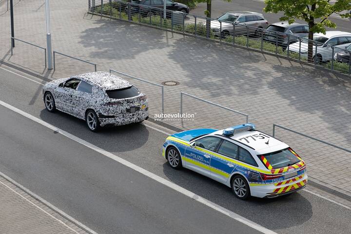 spy-photos-german-police-pulls-over-2025-lamborghini-urus-phev-at-the-nurburgring_4