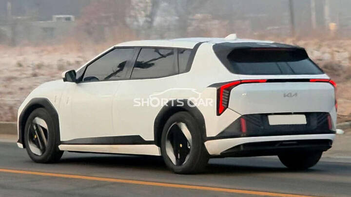 kia-ev4-hatchback-in-the-wild-1-e1741974460300-980x551