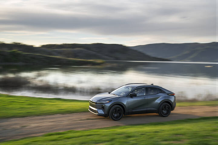2026_Toyota_C-HR_SE_Overcast_003_NR