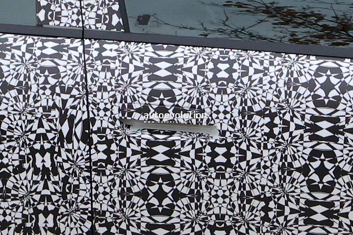 imgi_70_the-hyundai-ioniq-3-spied-with-concept-three-cues-tesla-esque-pleos-infotainment-system_20