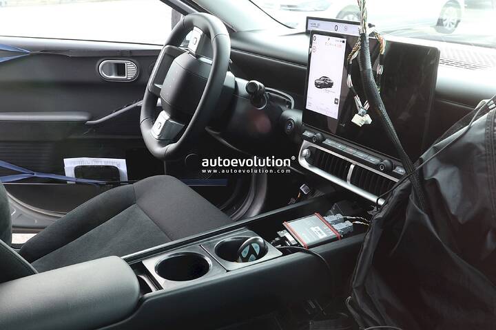 imgi_48_the-hyundai-ioniq-3-spied-with-concept-three-cues-tesla-esque-pleos-infotainment-system_4