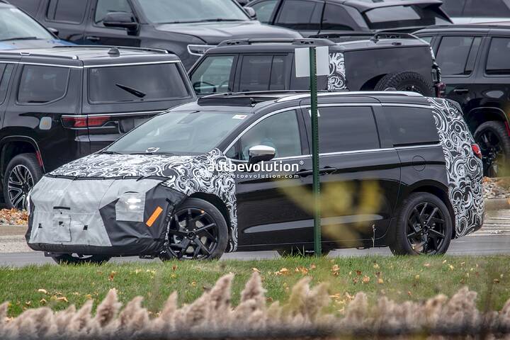 imgi_43_2027-chrysler-pacifica-spotted-with-halcyon-cues-to-capitalize-on-the-minivan-resurgence_7