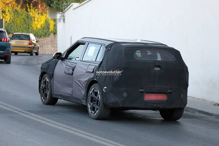 2026-kia-ev3-gt-spied-with-lime-green-brake-calipers_16