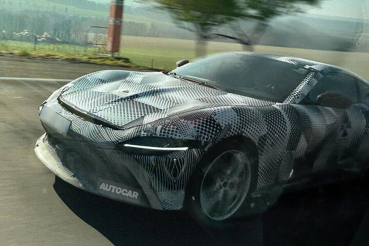 ferrari-roma-m-camo-front-quarter