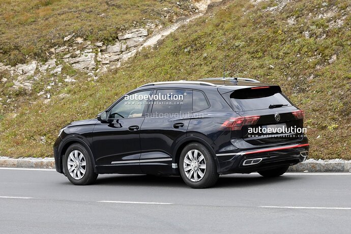 2023-volkswagen-tiguan-spied-for-the-first-time-has-deceiving-camouflage_17