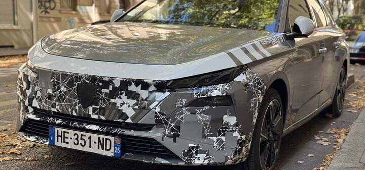 El manejo de la parrilla de este Peugeot 308 fue rediseñado para reflejar al 408 con barras verticales ligeramente inclinadas.