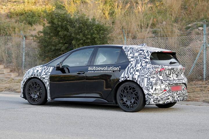 imgi_42_2026-cupra-born-spied-with-refreshed-front-bumper-headlights-and-taillights_10