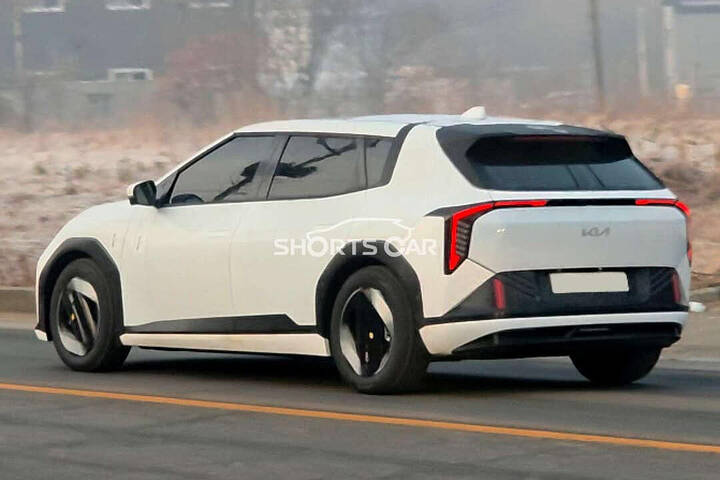 kia-ev4-hatchback-in-the-wild-1-e1741974460300