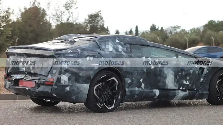 aston-martin-lagonda-electrico-2030-fotos-espia-2025111576-1765644171_9.webp.ad641bb0ced526c1b26f9bc3b7cd4912
