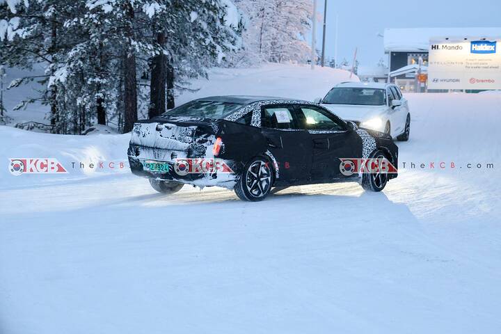 imgi_38_hyundai-elantra-cn8-spotted-arctic-circle-6