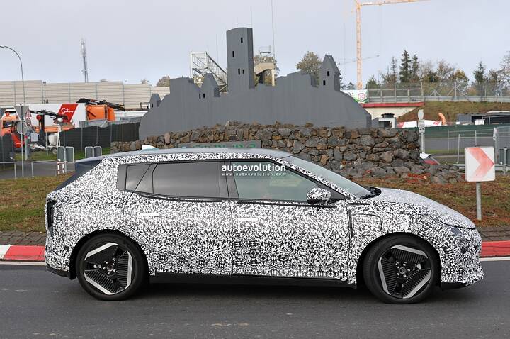 2025-kia-ev4-hatchback-sheds-camo-as-it-starts-high-speed-testing-on-the-nurburgring_11