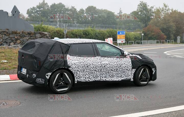 kia-ev4-hatchback-spied-loses-camouflage-2-scaled