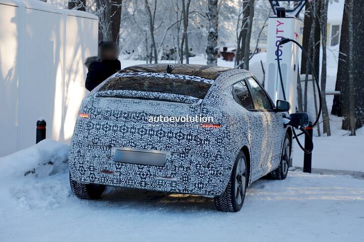 imgi_98_hyundai-ioniq-3-prototype-caught-charging-in-the-cold-shows-mild-manners_21
