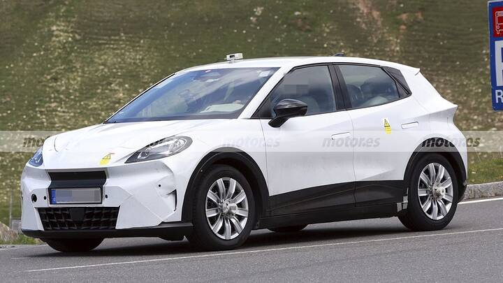 El nuevo CUPRA Raval calienta motores en los Alpes, el eléctrico español reaparece y deja ver nuevos detalles 5