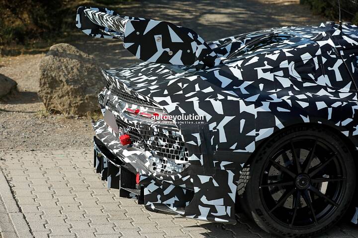 spy-photos-2027-mercedes-amg-gt-black-series-looks-more-production-ready-than-ever-before_4