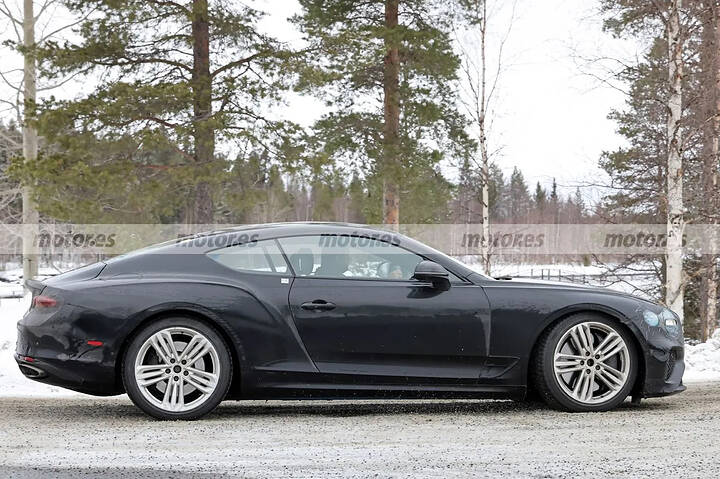 The Bentley Continental GT PHEV reveals its luxurious interior in new winter tests, nothing changes except for one detail5