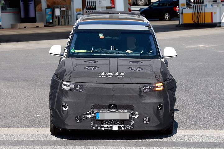 2026-genesis-gv90-electric-flagship-suv-spied-charging-looks-massive_4