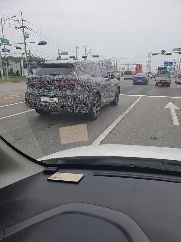 thumb--2027 BMW X5 caught testing_newcarscoops_503_950x1267