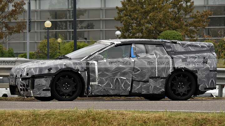 El primer eléctrico de Ferrari cazado durante la fase de pruebas estrenando camuflaje 4