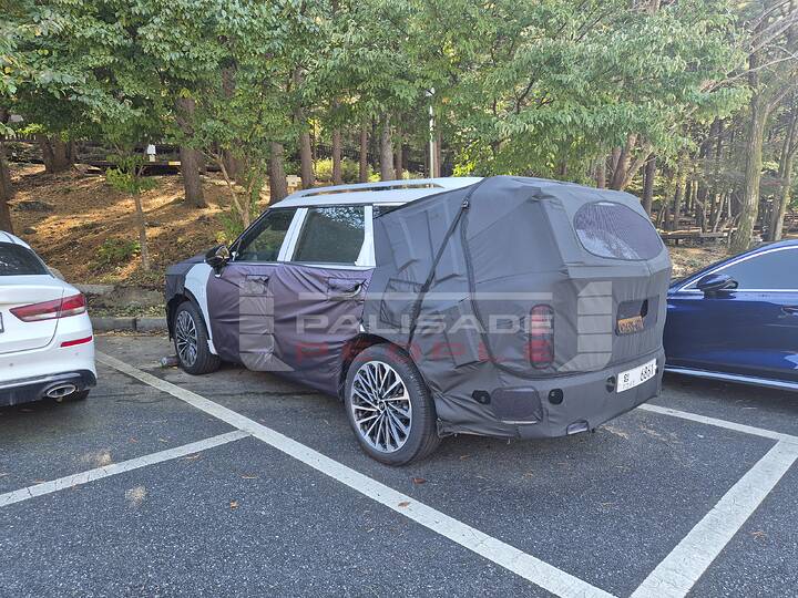 2025 Hyundai Palisade with 21-inch wheels and tires265