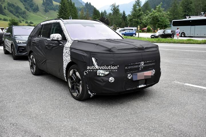 spy-photos-2027-hyundai-tucson-dons-art-of-steel-overalls-in-the-alps_9