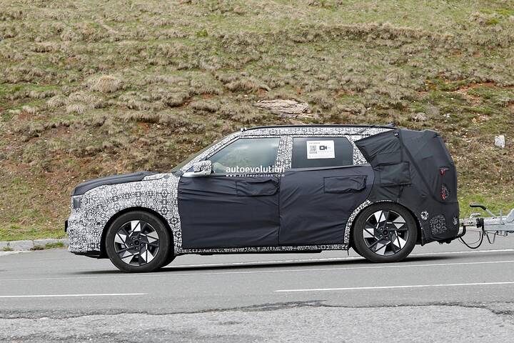 2027-kia-seltos-shows-tasman-inspired-grille-in-latest-spy-photos_6