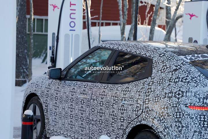 imgi_105_hyundai-ioniq-3-prototype-caught-charging-in-the-cold-shows-mild-manners_28