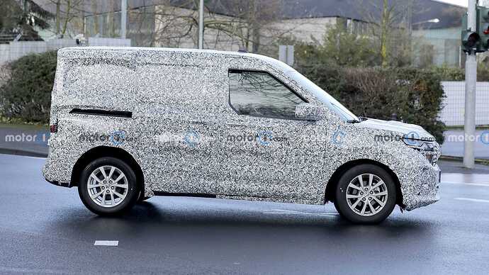 ford-transit-courier-first-spy-photo (7)
