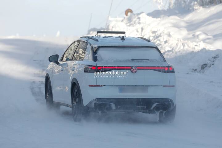 imgi_61_2027-volkswagen-t-roc-r-spied-packing-golf-r-thrills_21