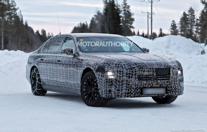 2027 BMW 7-Series facelift spy shots - Photo via Baldauf