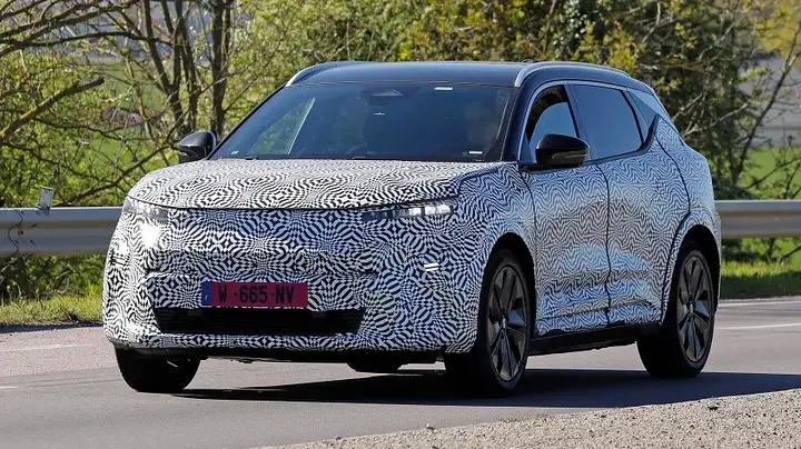 Renault Scenic facelift spy shots