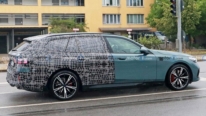 new-bmw-i5-m60-touring-wagon-spy-shots (7)